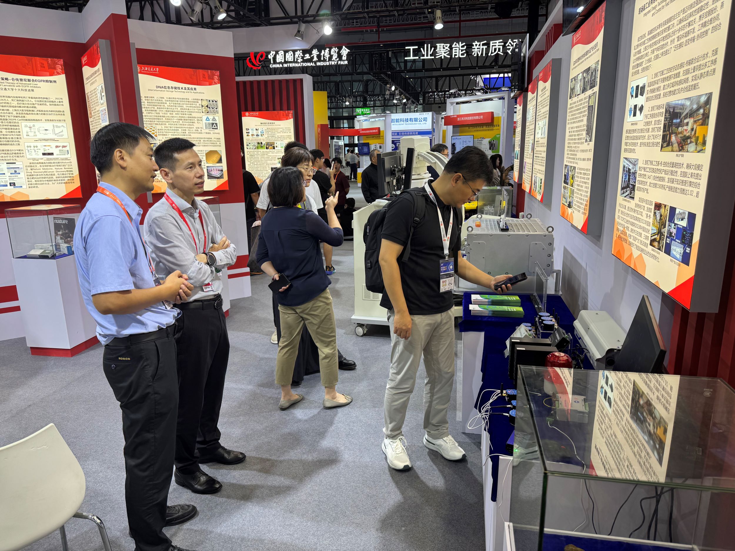 4-1 团队成员与行业专家交流热烈.jpg